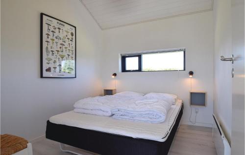 un letto in una camera con pareti bianche e finestra di Stunning Home In Humble With Kitchen a Humble
