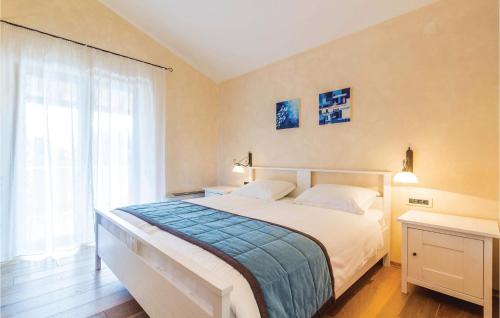 een slaapkamer met een bed en een groot raam bij 4 Bedroom Beautiful Home In Turcic in Vantačići