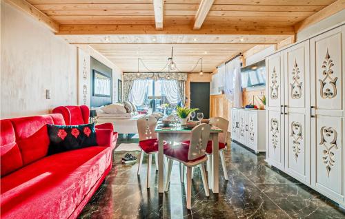 - un salon avec un canapé rouge et une table dans l'établissement Cozy Apartment In Koscielisko With Sauna, à Kościelisko