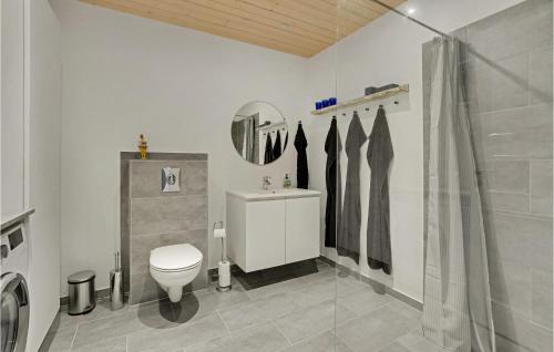 bagno con servizi igienici, lavandino e specchio di Stunning Apartment In Slagelse With Wifi a Slagelse