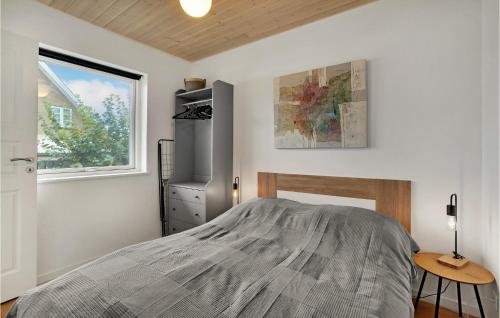 um quarto com uma cama e uma janela em Stunning Apartment In Slagelse With Wifi em Slagelse