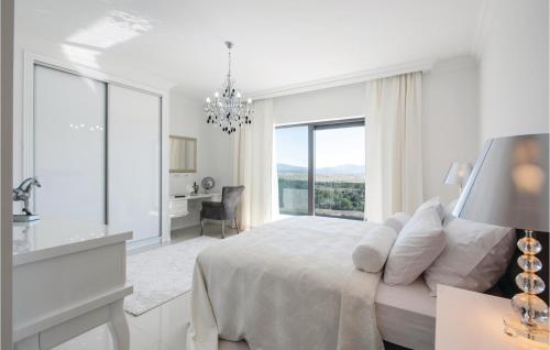 biała sypialnia z łóżkiem i dużym oknem w obiekcie Gorgeous Home In Imotski With Sauna w mieście Imotski