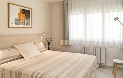 um quarto com uma cama e uma janela em Amazing Apartment In Tossa De Mar With Kitchen em Tossa de Mar