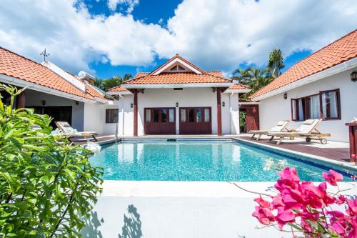 Πισίνα στο ή κοντά στο Bartholomew Villas