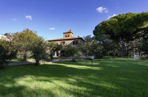 a house in the middle of a green field at Maison Antoinette in San Vincenzo