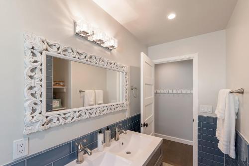 ein Bad mit einem Waschbecken und einem Spiegel in der Unterkunft 3849 La Vista Portola home in Del Rey Oaks