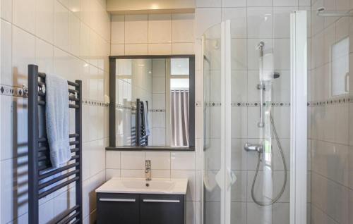 Ванная комната в 3 Bedroom Amazing Home In Baarland