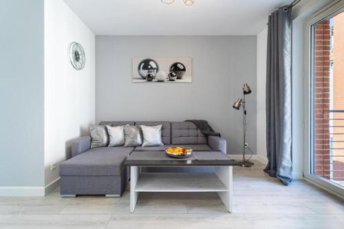 a living room with a couch and a table at Apartament Old Town Tartaczna 43 in Gdańsk
