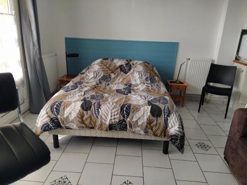 a bed with a blanket on it in a room at Abri Côtier-3 étoiles-vue imprenable sur port de plaisance in Fécamp