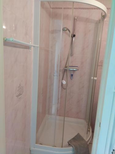 um chuveiro com uma porta de vidro na casa de banho em Abri Côtier-3 étoiles-vue imprenable sur port de plaisance em Fécamp