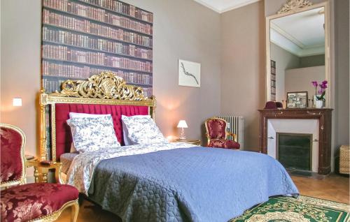 - une chambre avec un lit et un grand mur de livres dans l'établissement 1 Bedroom Awesome Apartment In Ocquerre, à Ocquerre