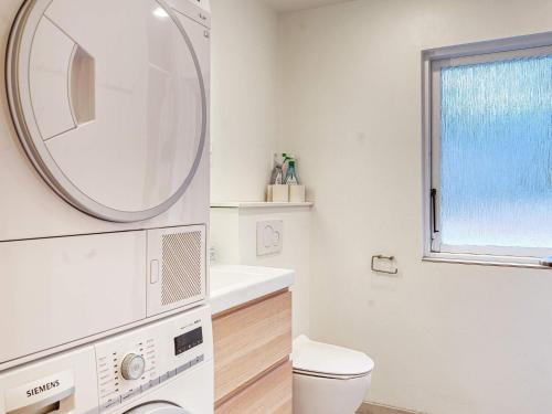 ein Badezimmer mit einem WC, einem Waschbecken und einem Spiegel in der Unterkunft Four-Bedroom Holiday home in Rørvig 2 in Rørvig