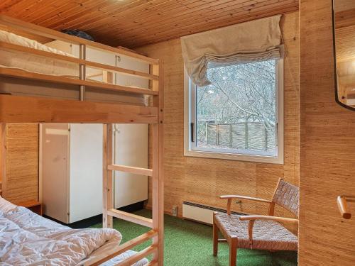 1 Schlafzimmer mit 2 Etagenbetten und einem Fenster in der Unterkunft Four-Bedroom Holiday home in Rørvig 2 in Rørvig