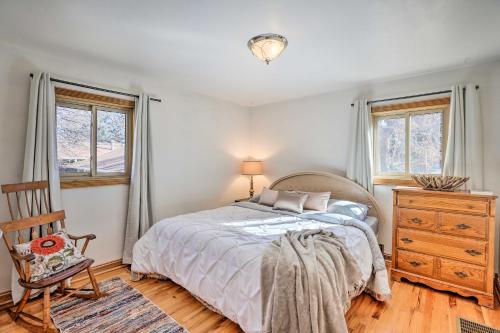 una camera da letto con un letto, una sedia e finestre di 5 Mi to Dtwn Denver Peaceful Lakewood Home! a Lakewood