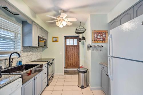 Kjøkken eller kjøkkenkrok på Pet-Friendly Stuart Vacation Rental Home!
