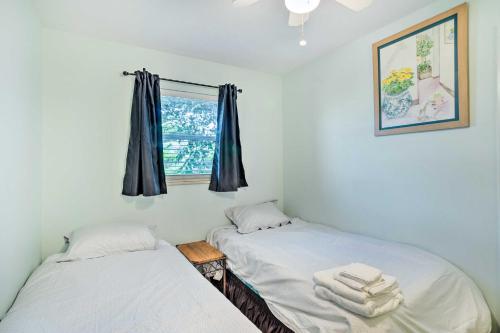 - 2 lits jumeaux dans une chambre avec fenêtre dans l'établissement Pet-Friendly Stuart Vacation Rental Home!, à Stuart