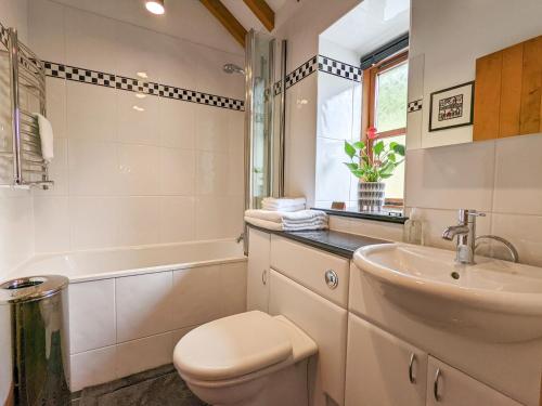 uma casa de banho com um lavatório, um WC e uma banheira em Yr Efail - Hw7387 em Llanymawddwy