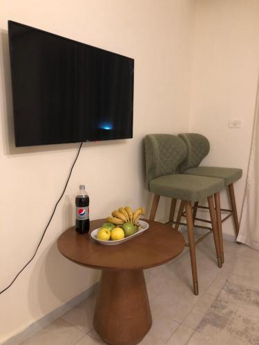 Uma TV ou centro de entretenimento em A Private Room With A Shared Access to The Whole Apartment