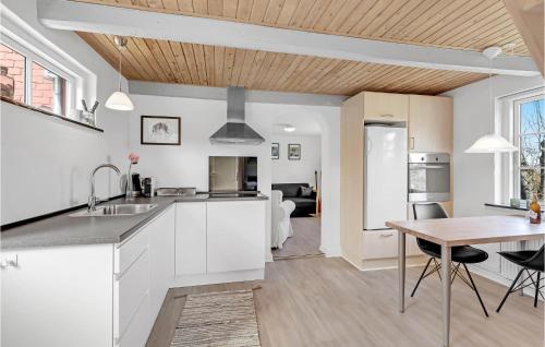 Nhà bếp/bếp nhỏ tại Cozy Apartment In Gudhjem With House Sea View