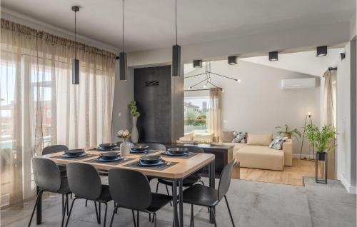 - une salle à manger avec une table et des chaises dans l'établissement Nice Home In Sveti Lovrec With Kitchen, à Sveti Lovreč Pazenatički