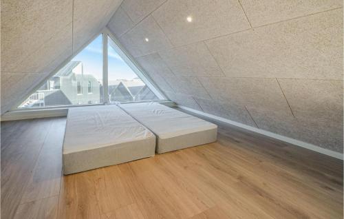 Bett in einem Zimmer mit einem großen Fenster in der Unterkunft Gorgeous Apartment In Thisted With House A Panoramic View in Thisted