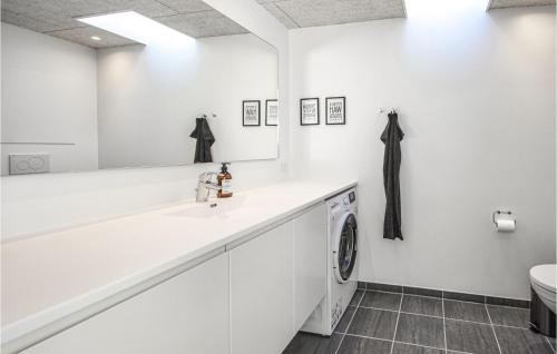 a white bathroom with a washing machine and a sink at Gorgeous Apartment In Thisted With House A Panoramic View in Thisted