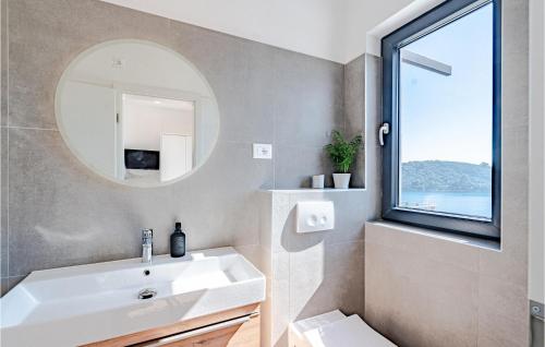 ein Bad mit einem Waschbecken und einem Spiegel in der Unterkunft 3 Bedroom Amazing Home In Blato in Blato