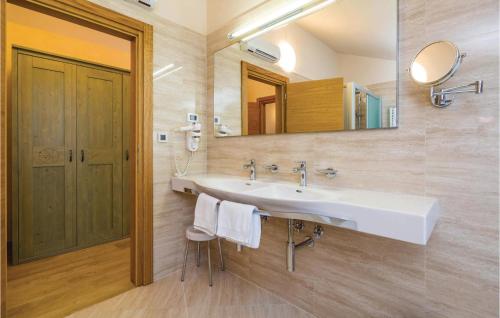 a bathroom with a sink and a mirror at Stunning Home In Turcic With Kitchen in Vantačići