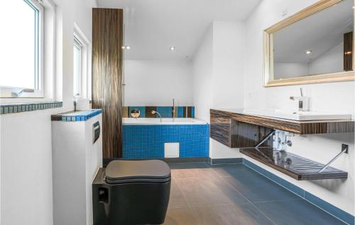 baño con lavabo y cubo de basura. en Amazing Home In Slagelse With House Sea View, en Drøsselbjerg