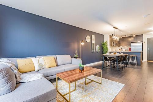 Cheerful 4-Bedroom Townhouse with Free Parking