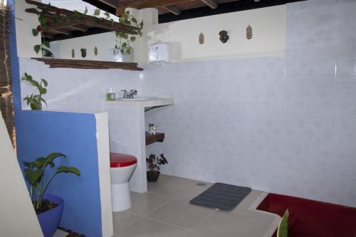ein Bad mit einem WC und einem Waschbecken in der Unterkunft Mi casa es tu casa Glamping in Capurganá