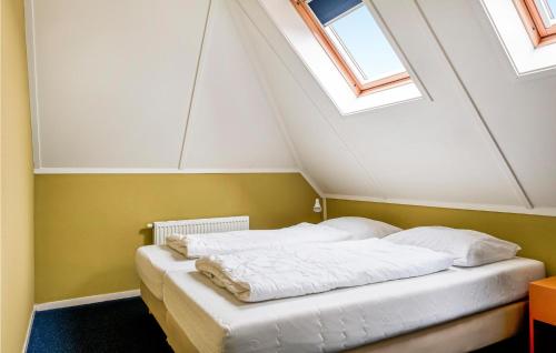 1 dormitorio con 1 cama con sábanas blancas y ventanas en Nice Home In Vlagtwedde With Wifi, en Vlagtwedde