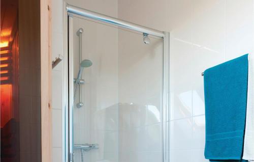y baño con ducha y puerta de cristal. en Nice Home In Vlagtwedde With Wifi, en Vlagtwedde