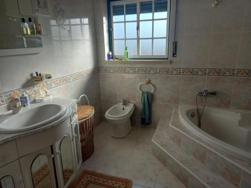 y baño con lavabo, bañera y aseo. en Casa da Avó Judite, en Óbidos