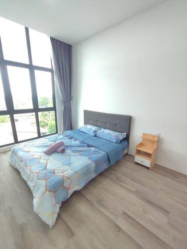 una camera con un letto e una grande finestra di Kuching 3rd Mile Yarra Park Apartment a Kuching