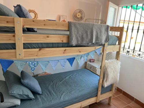 a bunk bed in a room with a bunk bedutenewayangering at Casa MiraMar in Salobreña