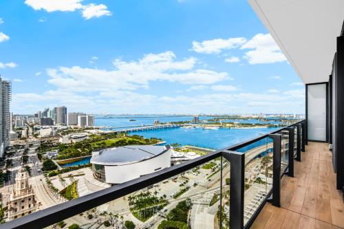 uma varanda com vista para a cidade e para a água em The Elser Hotel Miami - An All-Suite Hotel em Miami