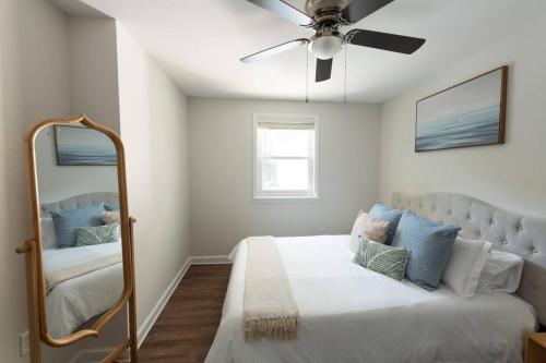 1 dormitorio con 1 cama y ventilador de techo en Relaxing 5-Bedroom Villa with Outdoor Oasis, en Bay Saint Louis