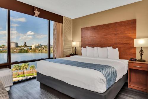 Postel nebo postele na pokoji v ubytování Best Western Orlando Gateway Hotel