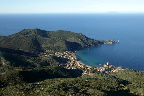 una vista aerea di una piccola isola in acqua di Ammiraglio a Campese