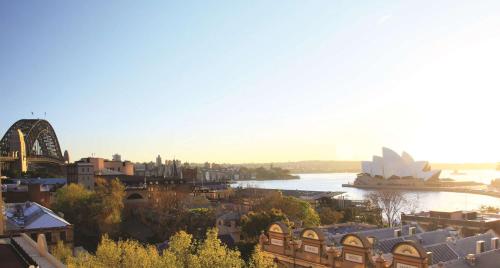 uma vista para a Ópera sydney e para a cidade sydney em Rendezvous Hotel Sydney The Rocks em Sidney