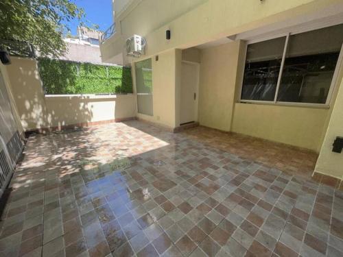 un patio vacío de una casa con patio en Departamento zona céntrica MDZ en Mendoza