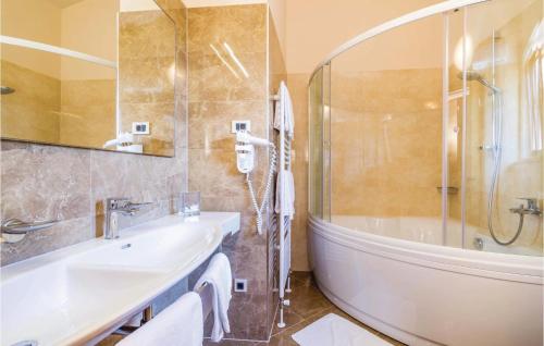 ein Bad mit einer Badewanne, einem Waschbecken und einer Dusche in der Unterkunft Lovely Home In Turcic With Kitchen in Vantačići