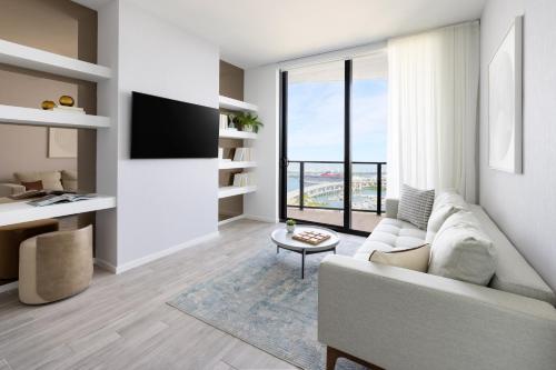 TV a/nebo společenská místnost v ubytování The Elser Hotel Miami - An All-Suite Hotel