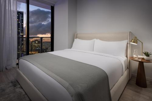 Postel nebo postele na pokoji v ubytování The Elser Hotel Miami - An All-Suite Hotel