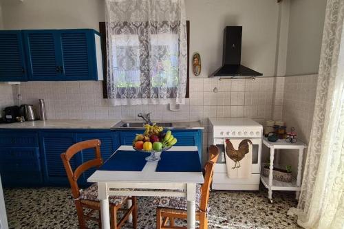 eine Küche mit einem Tisch und einer Obstschale darauf in der Unterkunft 'Ηδιστον,delphi in Delphi