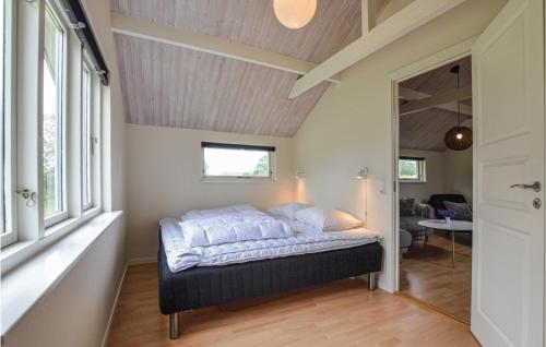 Ένα ή περισσότερα κρεβάτια σε δωμάτιο στο Lovely Home In Slagelse With House Sea View