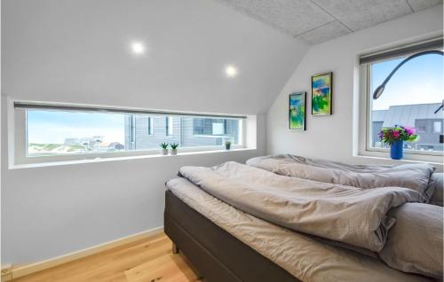 twee bedden in een kamer met een raam bij Lovely Apartment In Thisted With Wifi in Thisted