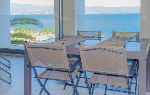 stół z 2 krzesłami i widokiem na ocean w obiekcie Gorgeous Apartment In Ajaccio w Ajaccio