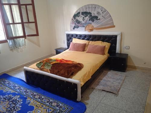 - une chambre avec un lit doté d'un tapis bleu dans l'établissement Rez-de-chaussée villa touta, à Béni Mellal